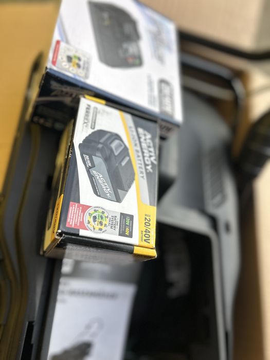 Masina de tuns gazonul cu acumulator