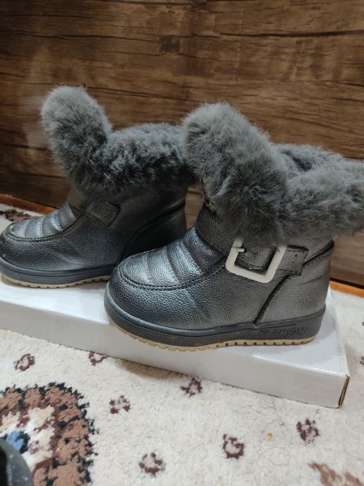 Bolalar oyoq kiyimlari sotiladi xolati yaxwi narxini keliwtirib berama