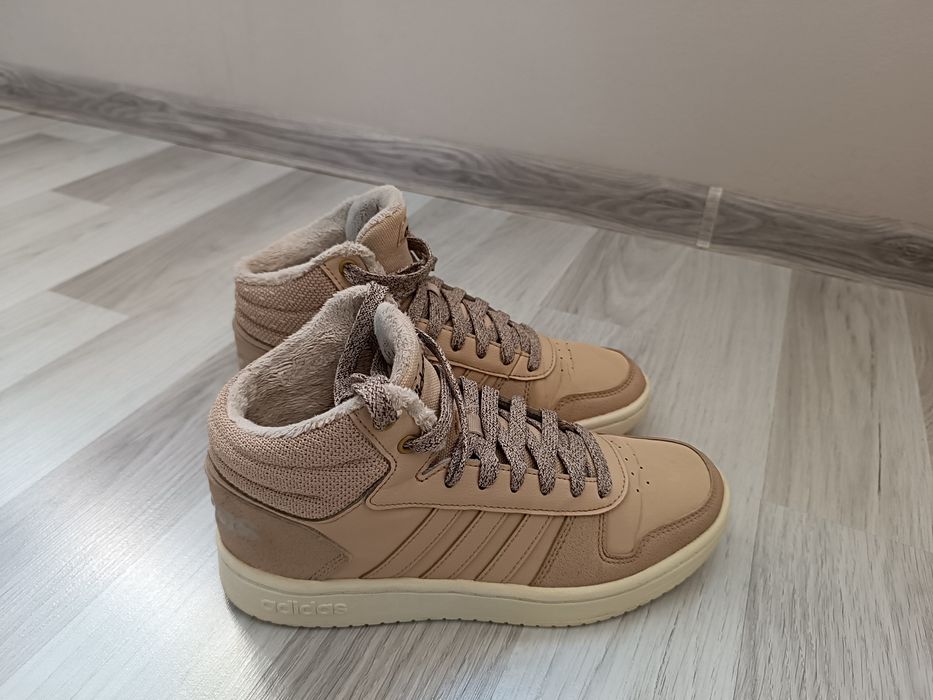 Бежови-кяфяви кецове