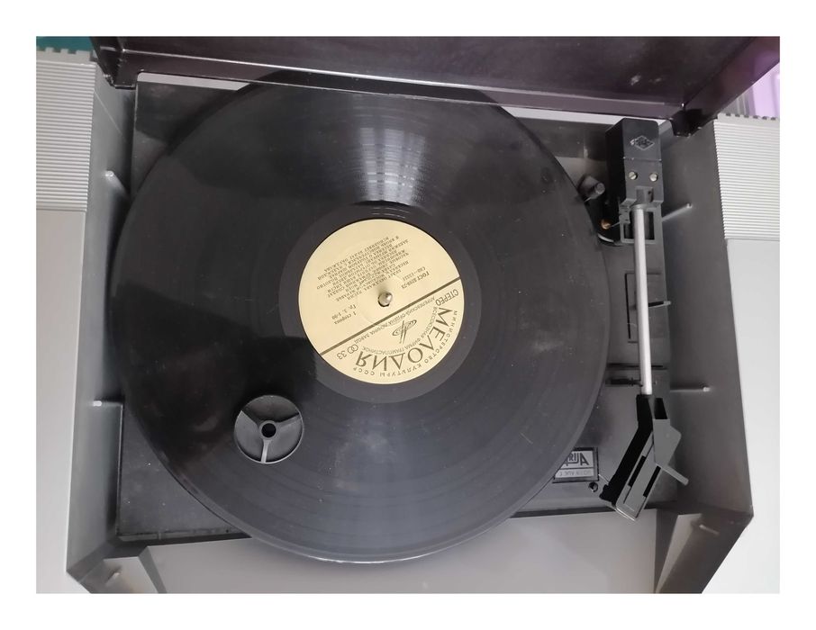 Продам радиолу Вега