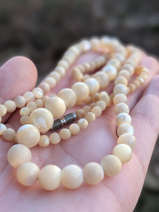 Vechi colier, anii 1920-'30, cu margele din sidef