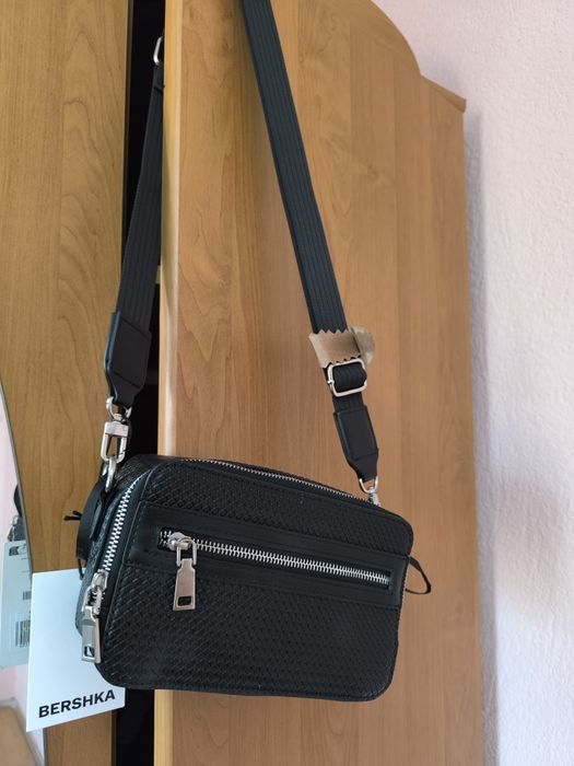 Мъжка чисто нова чантичка Bershka със етикет
