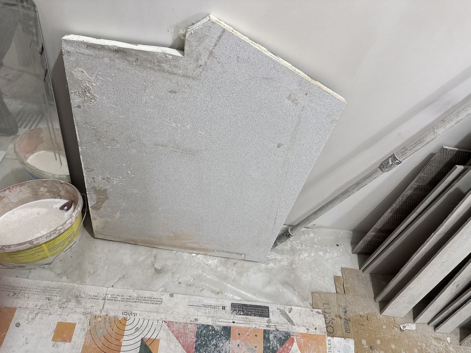 Отдам обрезки кафеля и столешницы с подоконика