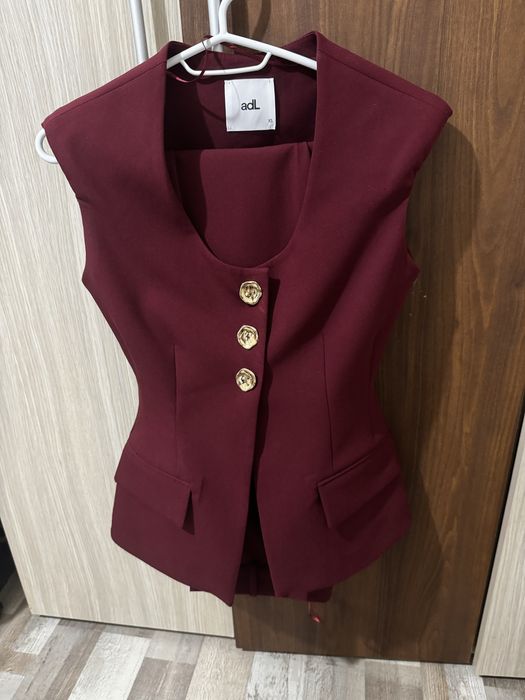 Елегантен комплект от панталон и елек в бордо