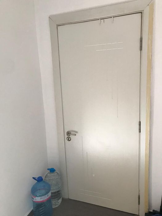 Продавам три броя врати с каси