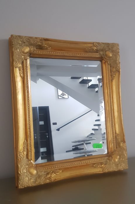 Oglindă veche cu ramă din lemn masiv