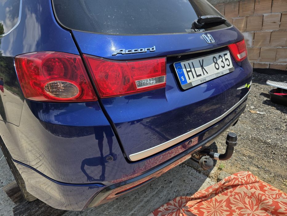 Оригинален теглич  и кора  в багажника за хонда акорд