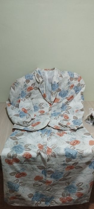 Женский костюм  нежного цвета с розочками