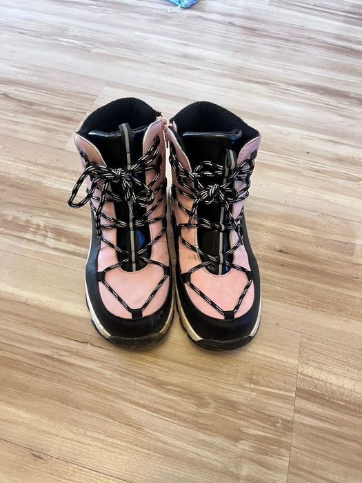 Куртка и обувь для девушки