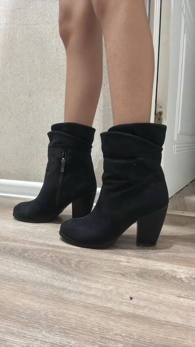 Продаю замшевые ботинка