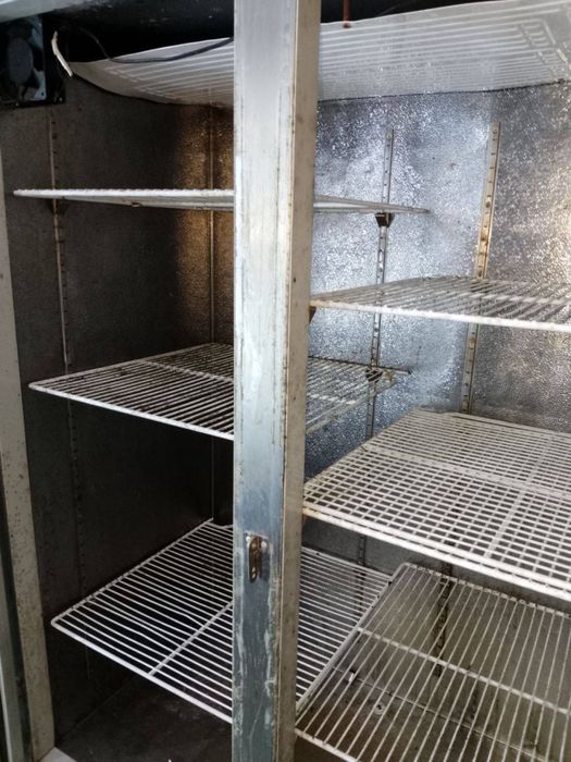 Срочно продам большой витринный холодильник в робочем состояние