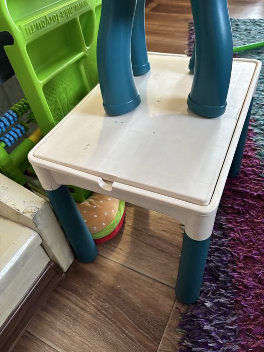 Отдам мольберт и стол детский