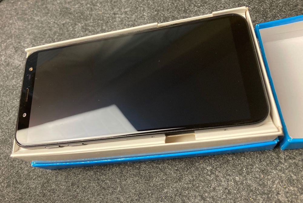 Samsung J6 + Huawei Smartband