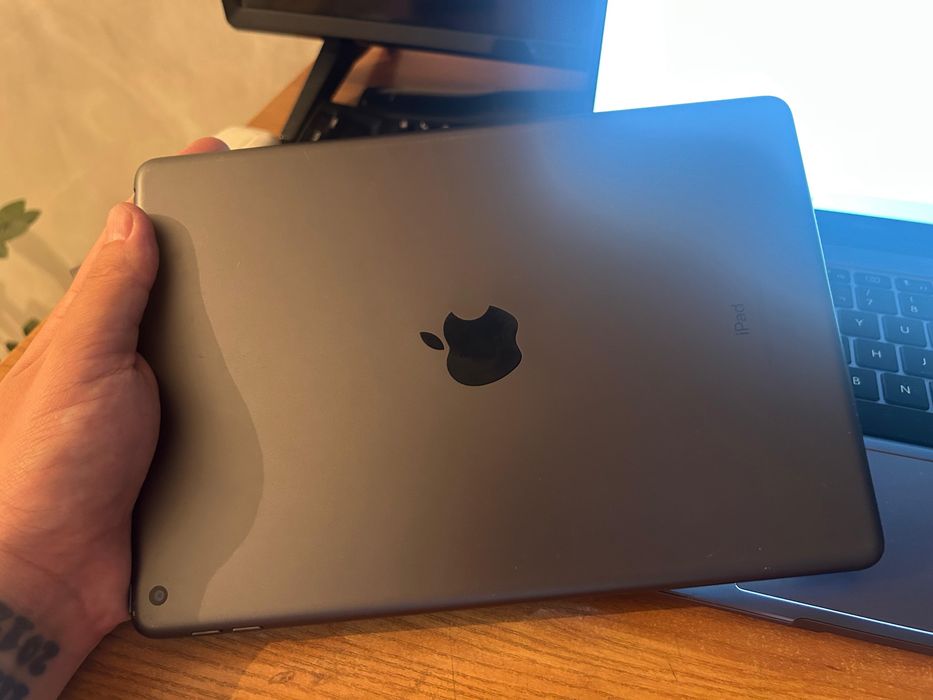 Продам iPad 7, без сим, в отличном состоянии