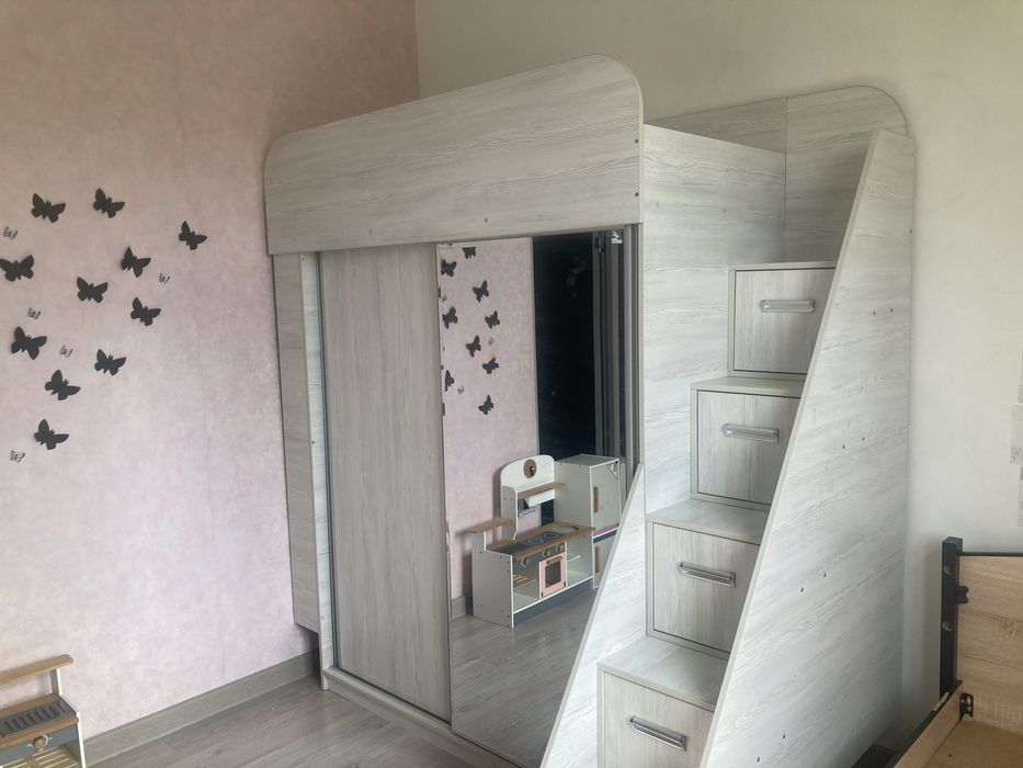 Продается детская кровать с шифоньером,матрац в комплекте