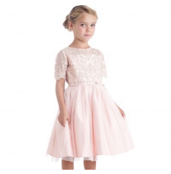 Много новых детских платьев для девочек