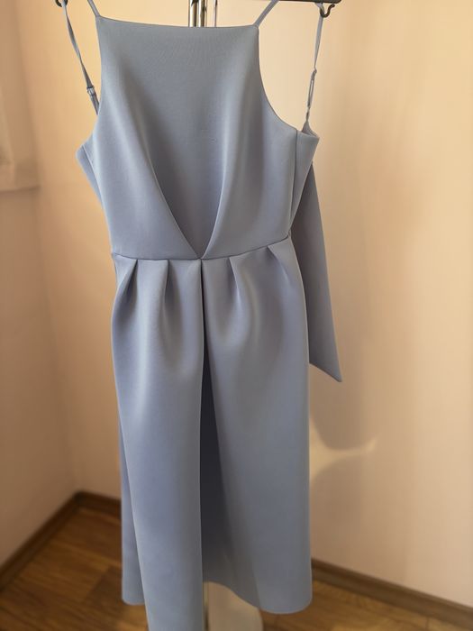 Синя рокля с гол гръб