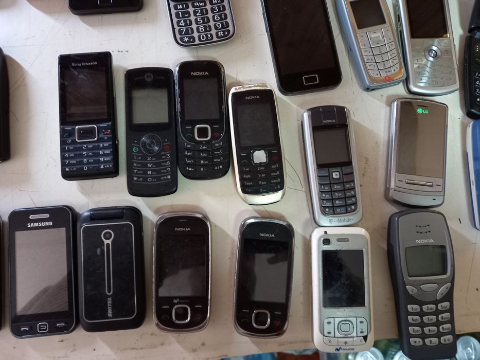 Vand/schimb lot 50 telefoane Nokia, Samsung,Motorola, BlackBerry