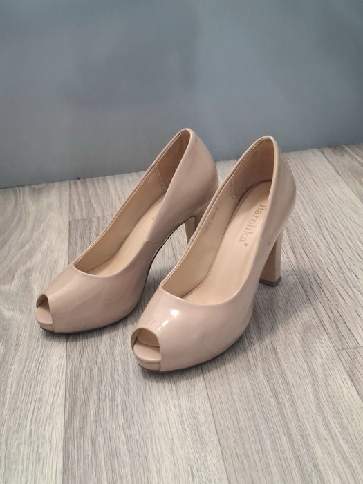 Отдам даром б/у женские обуви молодёжный