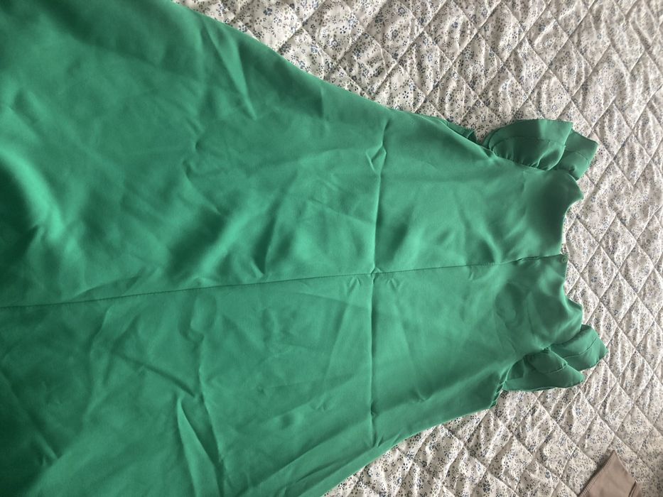 Зелена рокля , без следи от употреба.