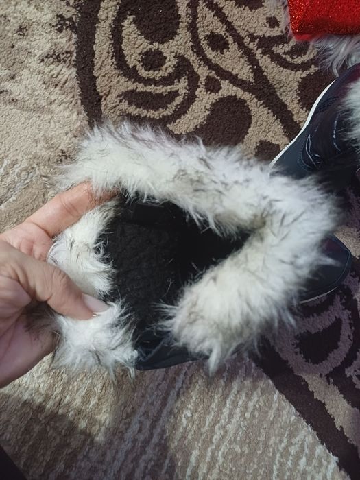 Ghetute si cizme zapada fetita