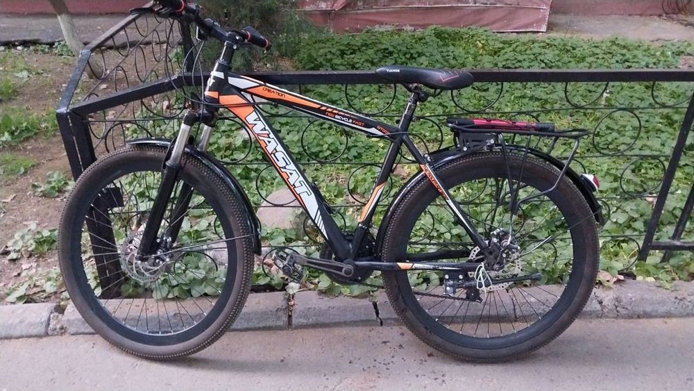 Chiroyli yosh yalangoch yigitlar