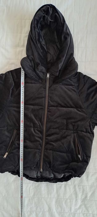 Черно дамско кадифено яке с качулка