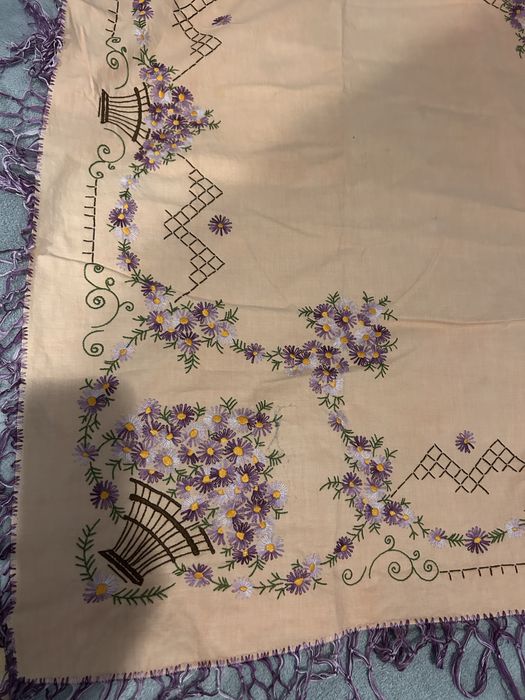 Fata de masa brodata manual