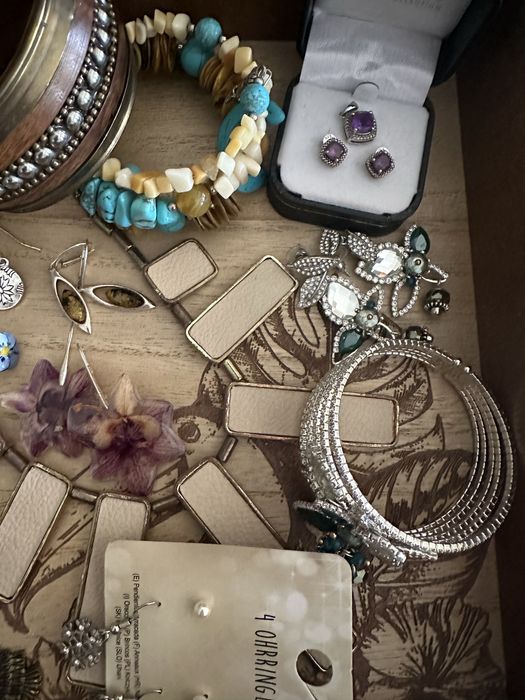 Обеци, колиета, пръстени, комплекти