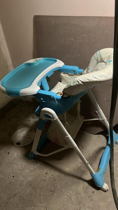 Детский обеденный стульчик голубого цвета