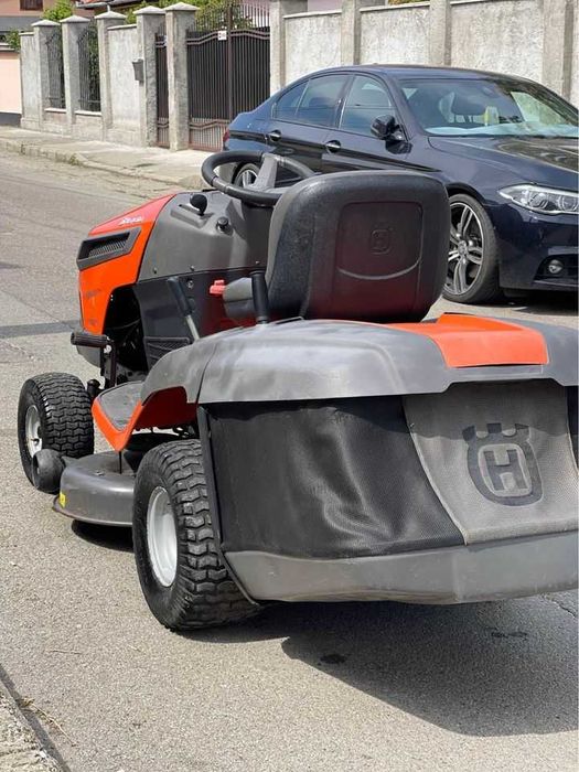 Tractoras de tuns iarba Husqvarna Kawasaki