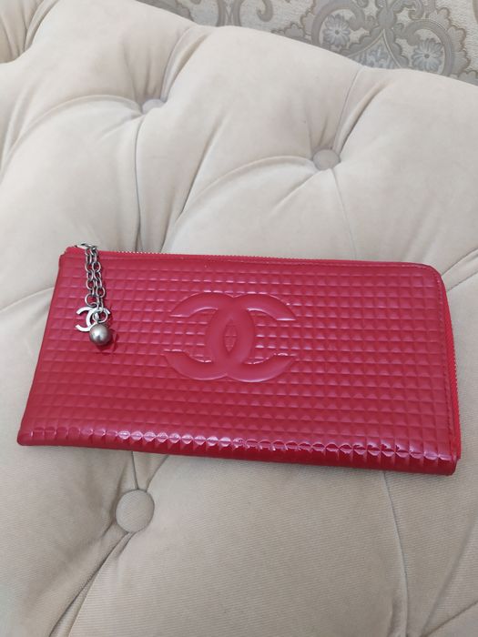 Продается  красный клатч