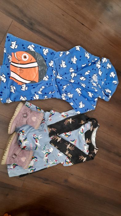 Lot 4 piese35lei (halat, cizme, 2 rochite)