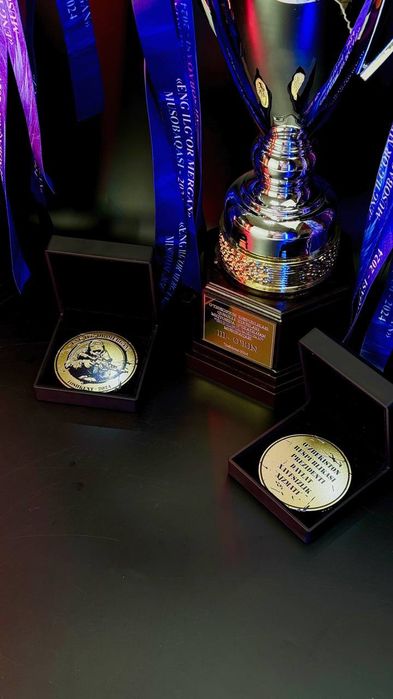 Медали , Кубки , Статуэтки , UFC Ремни , Футляры , Медальницы