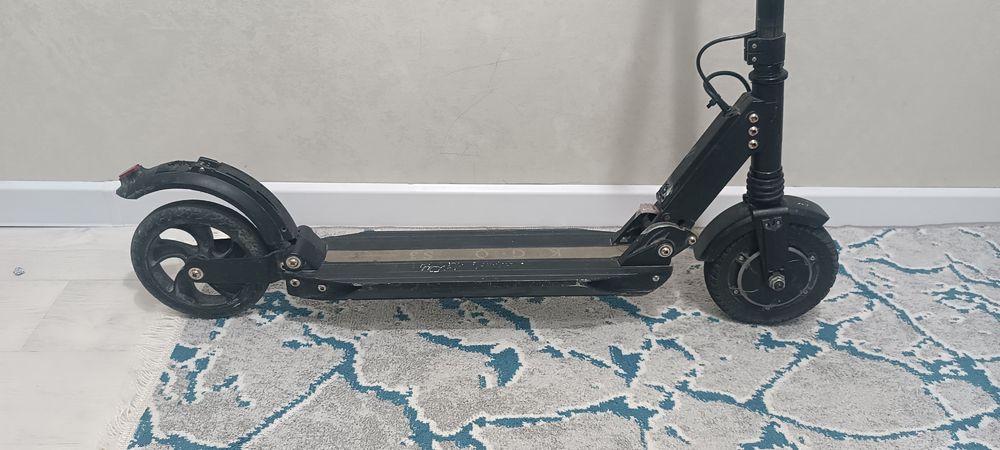 Продаю электросамокат срочно