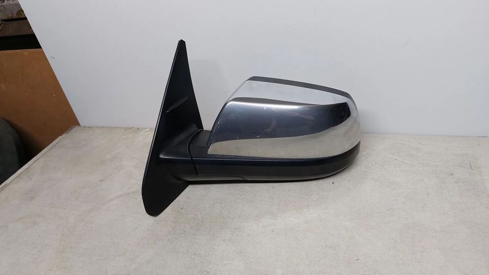 На Toyota Sequoia — Зеркало.