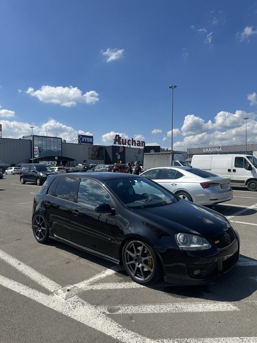 Vând Golf 5 GTI.