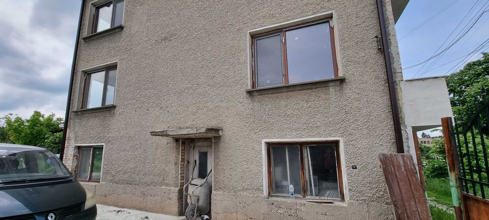 1785-Продава се триетажна тухлена на плоча къща в Гецово!