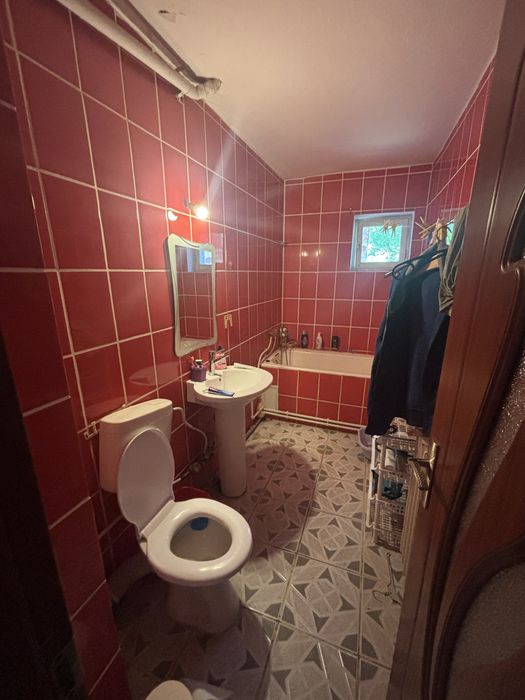 De vânzare apartament compus din  - 3 camere  - balcon închis complet  - bucătărie închisă  - centrala proprie ( gaz ) - semi mobilat  Info 0732871708