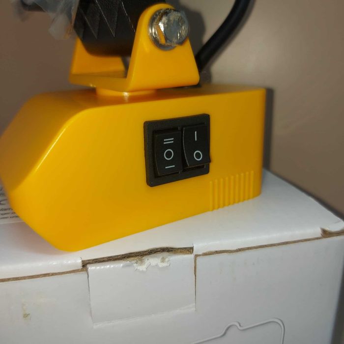 Мощен фенер за батерии DEWALT но не е DEWALT