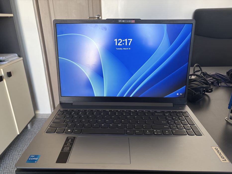 Vand doua laptopuri Lenovo