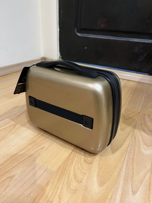 Ново куфарче за козметика Deliplus с подарък