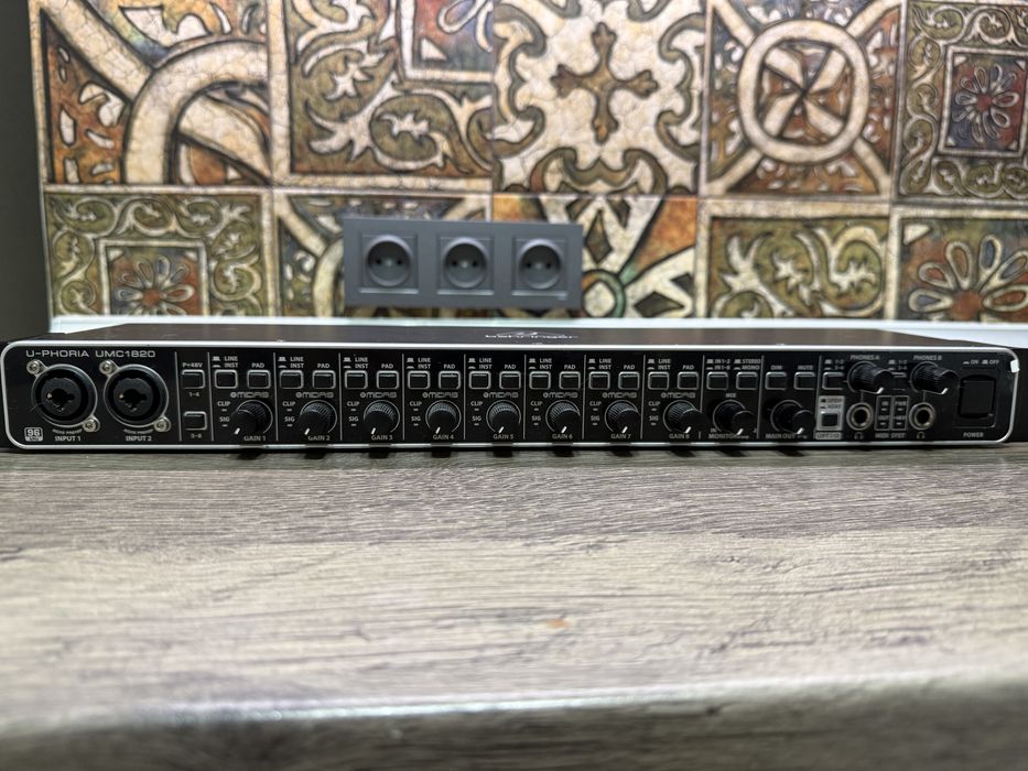 Звуковая карта Behringer U-Phoria