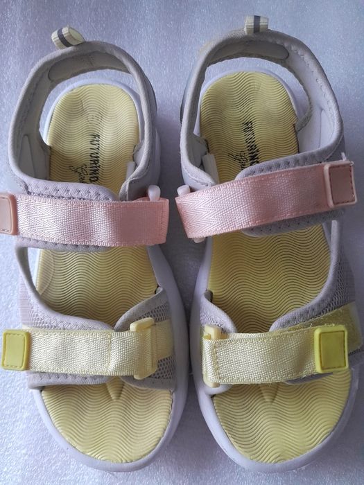 Продам детские сандалии