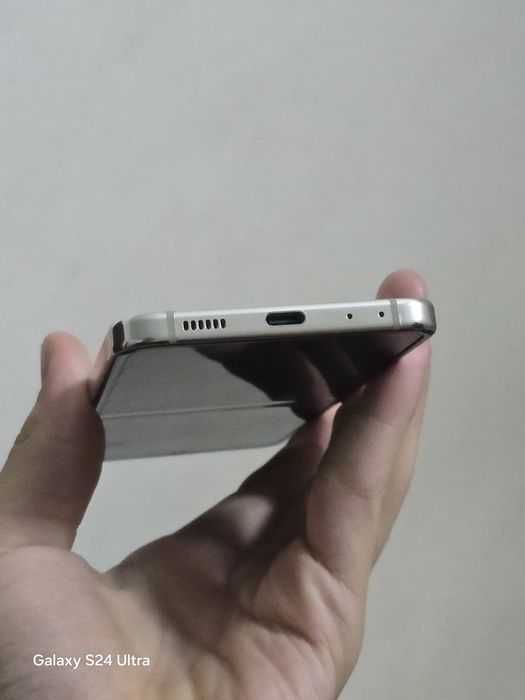 Samsung Galaxy Z flip 5 350$