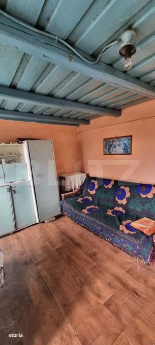 Casa cu doua corpuri,curte si gradina