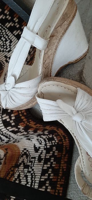 Бели летни обувки дамски