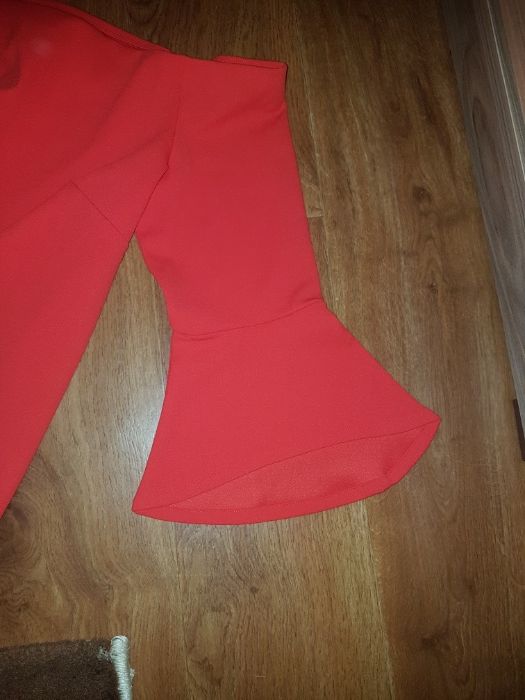 Елегантна дамска блузка с голи рамене