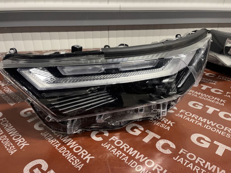 Ляв и десен фар Toyota Rav 4 5 2022-