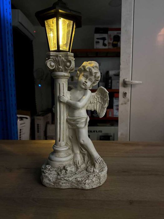 статуетка със сензорно осветление